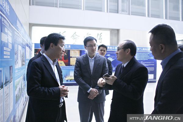 20130107035607171 SOHO中国有限公司董事长潘石屹莅临KDPAY钱包幕墙调查参观